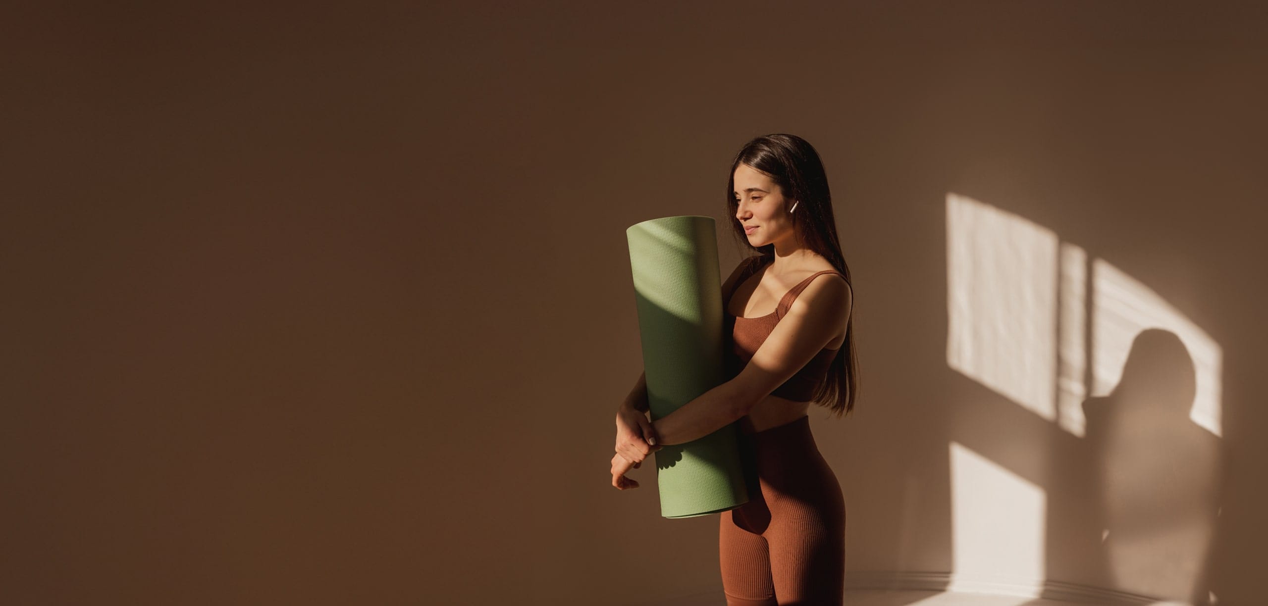 Femme avec un tapis de Yoga - desktop